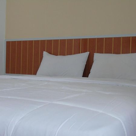 Hotel Permata Zamrud Cirebon Habitación foto